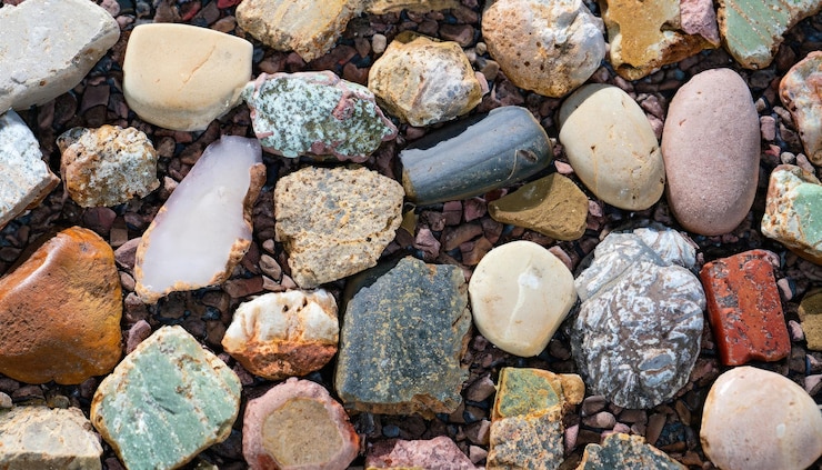 Foto fundo de pedras coloridas de diferentes formas