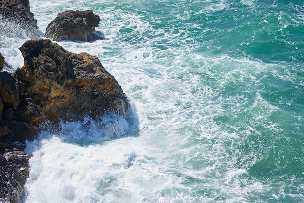 Fundo de pedras e ondas