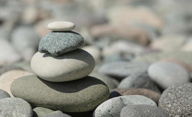 Fundo de pedras equilibradas. Pirâmide de pedra. Zen.