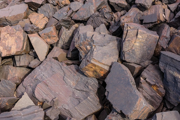 Fundo de pedras perto da pedreira de minério de ferro