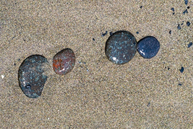 Fundo de pequenas pedras na areia da praia