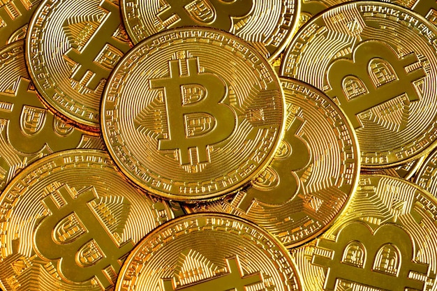 Fundo de pilha de bitcoin moeda criptográfica digital closeup de bitcoin