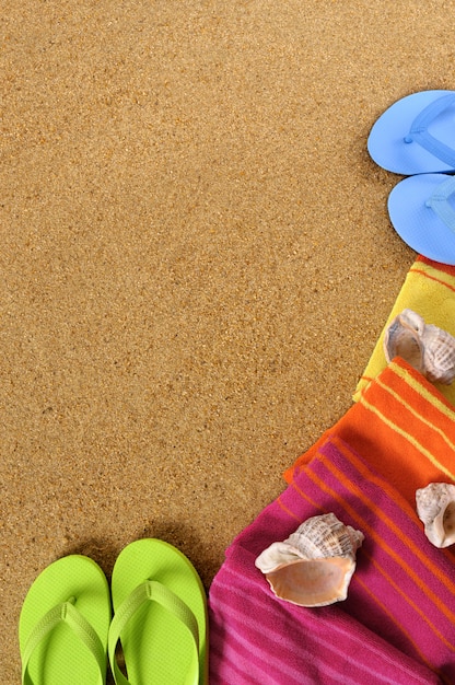 Fundo de praia com chinelos