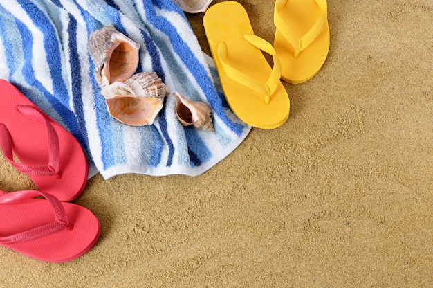 Fundo de praia com flip-flops