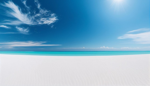 Fundo de praia com um céu azul claro e um dia ensolarado