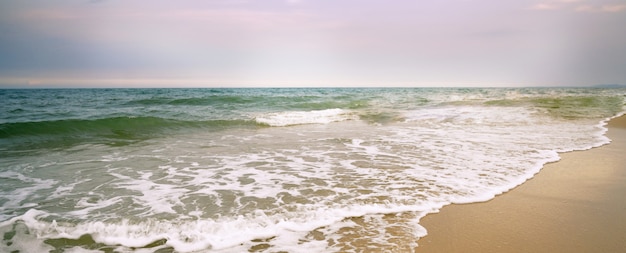 Fundo de praia de areia branca e mar