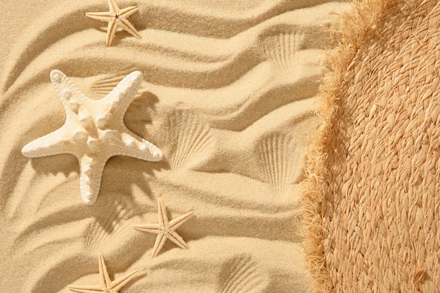 Fundo de praia de areia com vista superior de estrelas do mar