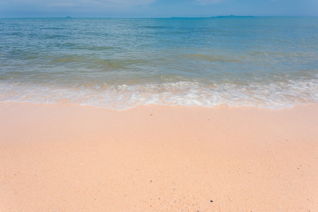 Foto fundo de praia lindo mar em um dia brilhante