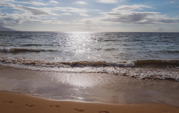 Fundo de praia tropical com férias no mar azul ou relaxe no conceito de verão