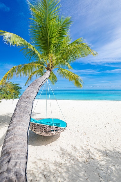 Fundo de praia tropical como paisagem de verão com balanço de praia ou rede na palma da mão. ilha da liberdade