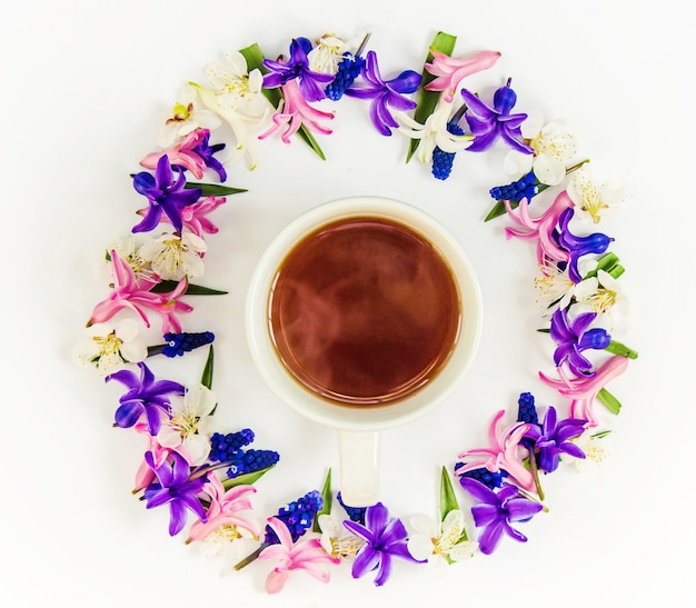 Fundo de primavera, flores e chá. Foco seletivo.