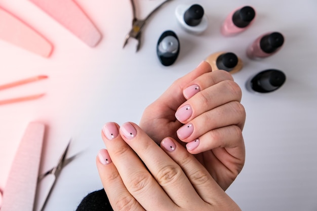 Fundo de publicidade para unhas, salões de beleza, trabalho em casa com unhas. Cuidados com as unhas, autocuidado. Manicure feminina. Faça manicure sozinho enquanto fica em casa. Mãos de mulher, ferramentas de manicure