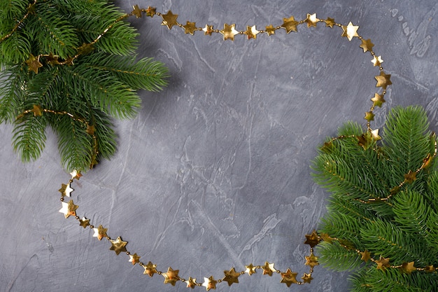 Fundo de quadro de Natal ou ano novo. Galhos de árvore do abeto de Natal e placa de moldura dourada com espaço de cópia.