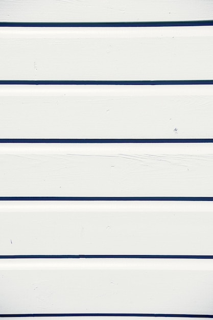 Fundo de ripa de madeira de revestimento texturizado pintado na cor azul com linhas horizontais e ninguém como pano de fundo vazio ou em branco