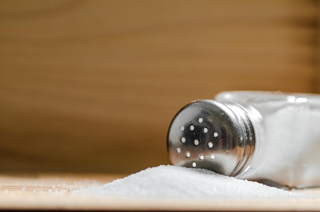 Foto fundo de sal numa mesa de madeira