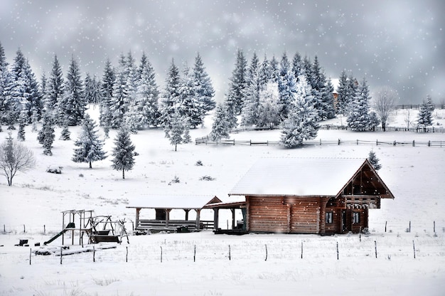 Fundo de saudações de natal pequena cabana de madeira