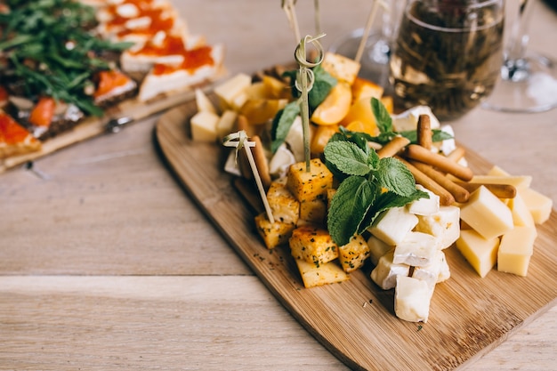 Fundo de serviços de catering com lanches e comida no prato em restaurante