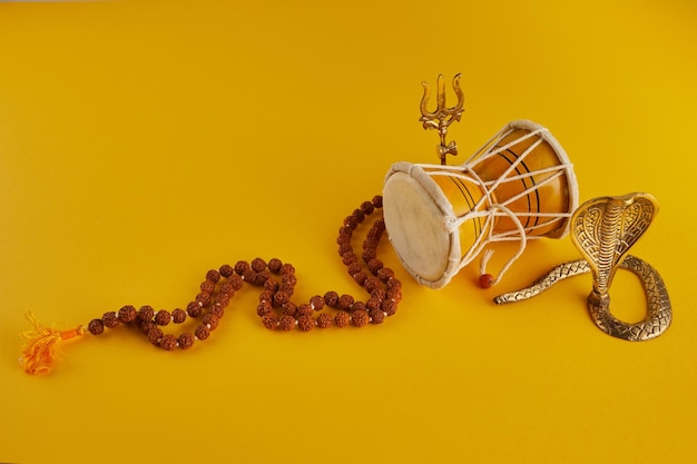 Fundo de Shivaratri com shivas trident tambor de pelota damroo instrumento musical ans cobra maha shivr