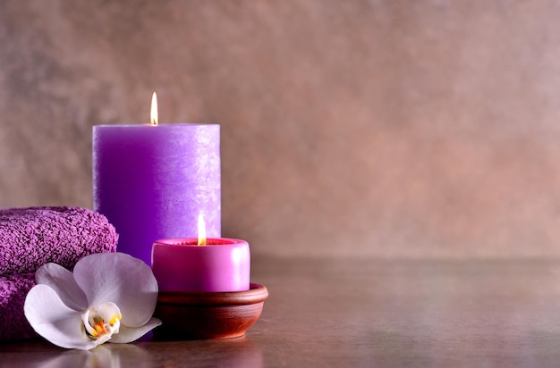 Fundo de spa com velas acesas, vista frontal, espaço para um texto