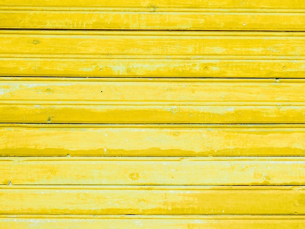 Foto fundo de tábuas de madeira pintadas de amarelo iluminado