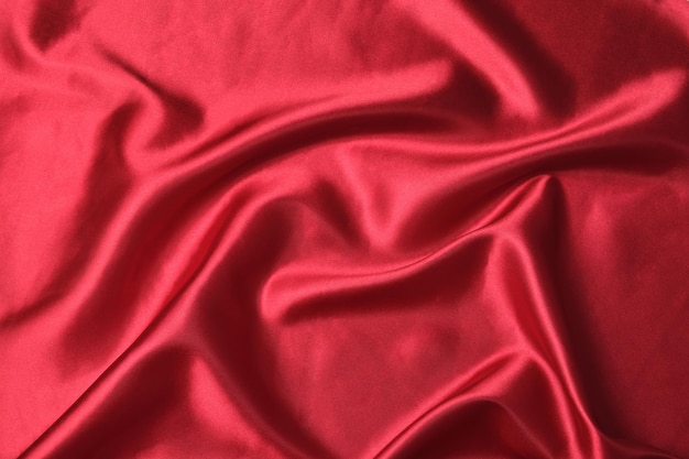 Fundo de tecido de cetim vermelho brilhante com rugas agradáveis