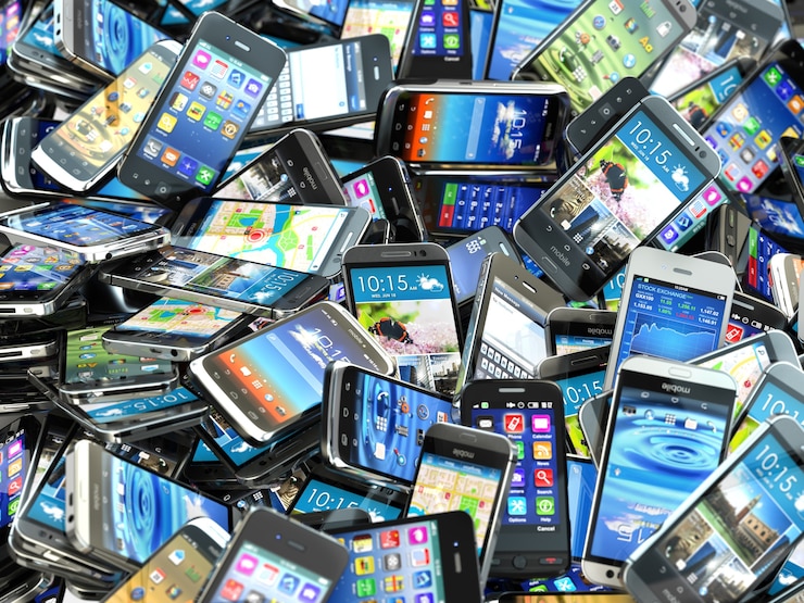 Foto fundo de telefones celulares. pilha de diferentes smartphones modernos. 3d