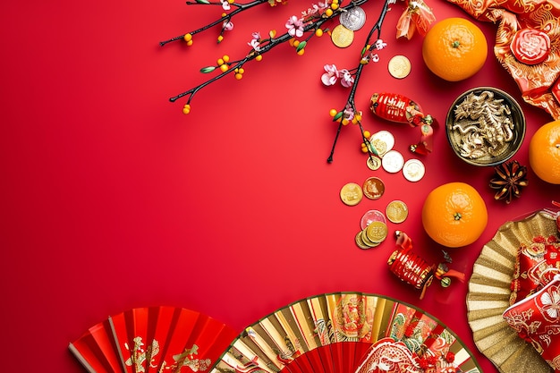 Fundo de tema do Ano Novo Chinês com fãs vermelhos moedas de ouro tangerinas flores de cerejeira férias ramos dourados decoração desejos envelopes