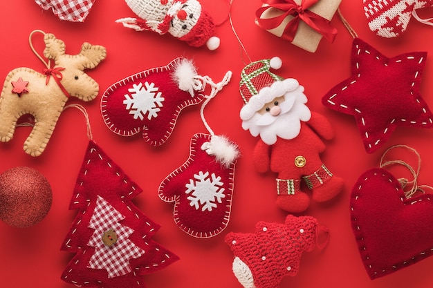 Fundo de têxteis brinquedos de Natal em um vermelho