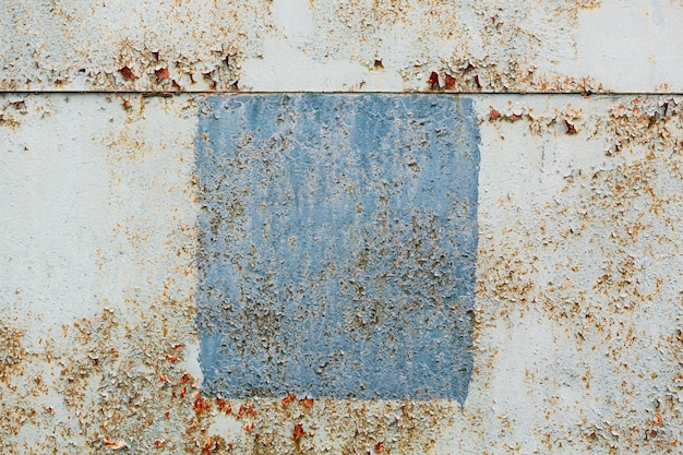 Foto fundo de textura áspera ao ar livre com um quadrado azul de tinta