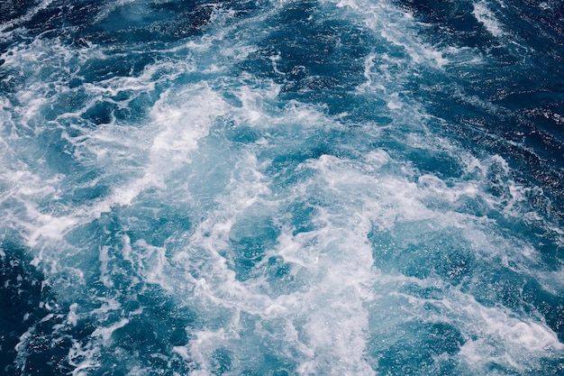 Fundo de textura de água do oceano azul. Superfície do mar.