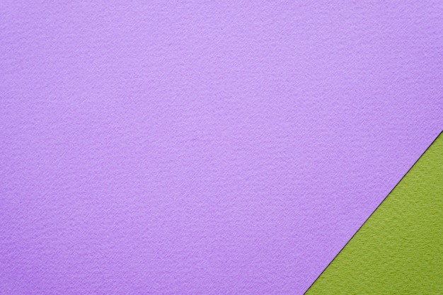 Fundo de textura de papel verde e roxo em branco