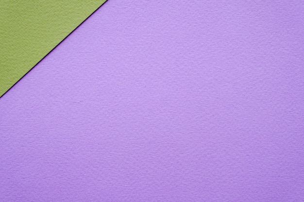 Foto fundo de textura de papel verde e roxo em branco