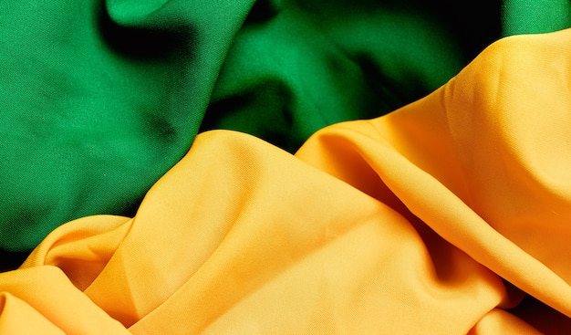 Fundo de textura de tecido com cores verde e amarelo lembrando as cores da bandeira brasileira