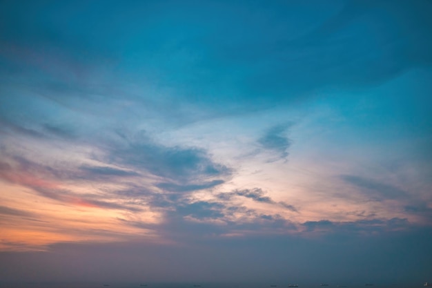 Fundo de textura do pôr do sol bonito e cinematográfico do céu natural