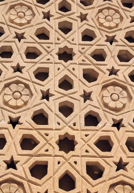 Fundo de tijolos de alvenaria. Janela decorativa em Baku