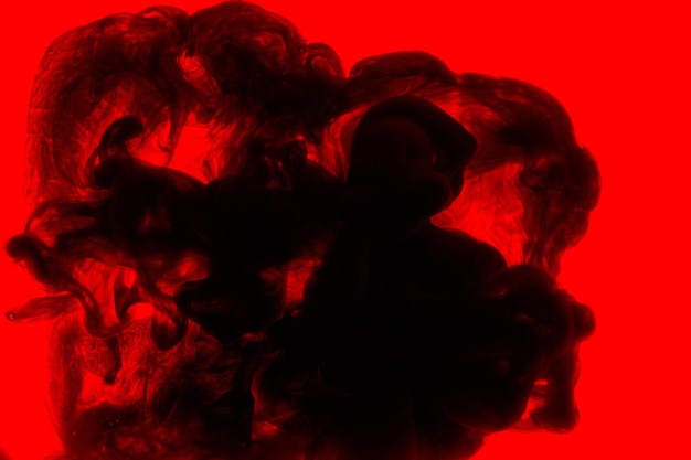 Fundo de tinta preta e vermelha neblina colorida abstrata turbilhão oceano pigmento de tinta acrílica subaquática fumaça escura