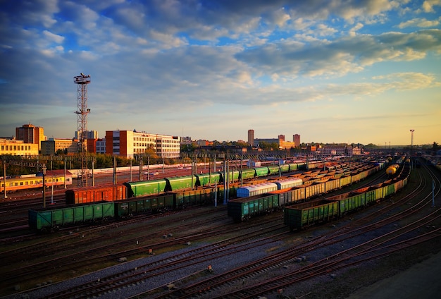 Fundo de transporte da estação ferroviária ao pôr do sol