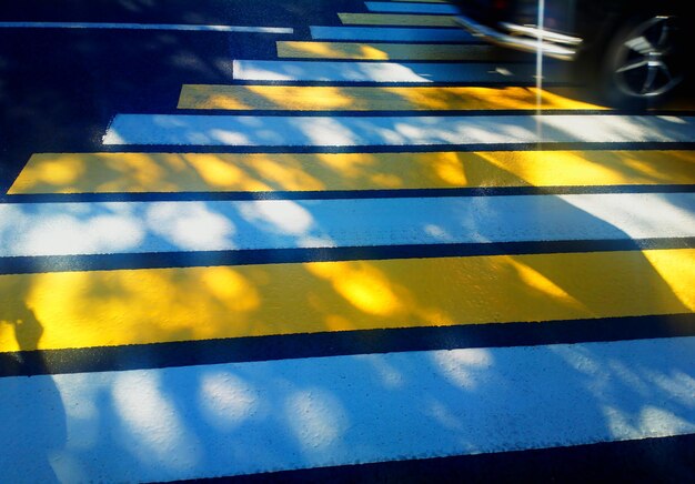 Fundo de transporte de travessia de pedestres diagonal branco e amarelo