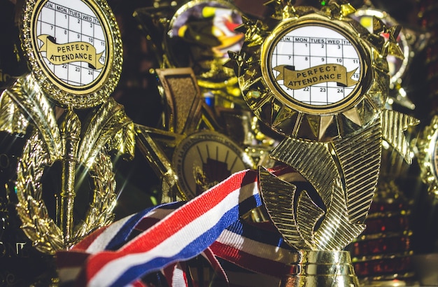 Fundo de troféus com faixa branca e azul descascada