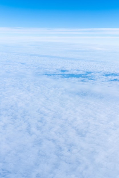 Fundo de um céu azul celeste com nuvens densas e fofas vista superior de um quadro vertical de avião Sky Gradient