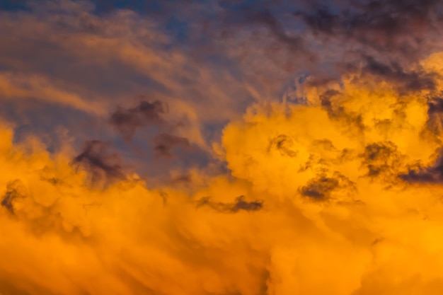 Fundo de um pôr do sol colorido brilhante com nuvens Foto de alta qualidade