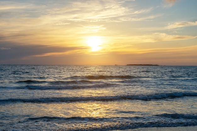 Fundo de verão com praia tropical ao pôr do sol