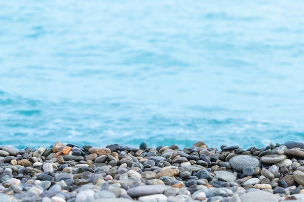 Foto fundo de verão com seixos e vista para o mar