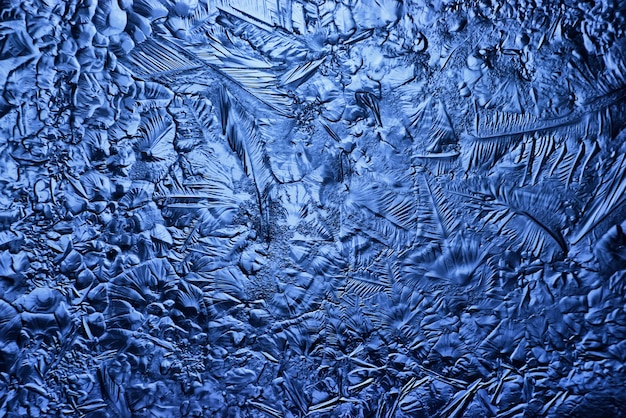 Fundo de vidro de gelo azul, textura abstrata da superfície do gelo no vidro, água congelada da estação