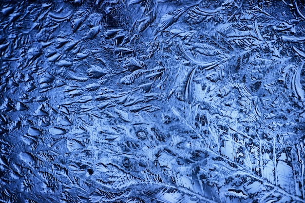 fundo de vidro de gelo azul, textura abstrata da superfície do gelo no vidro, água sazonal congelada