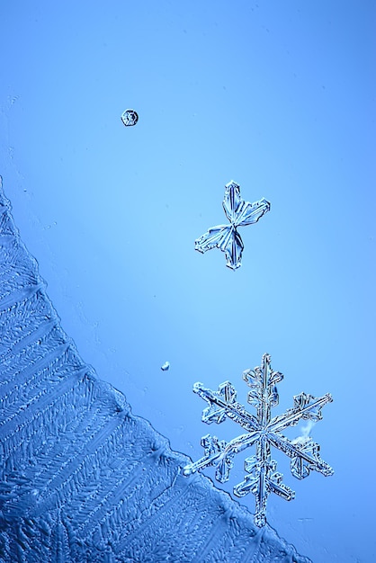 fundo de vidro de gelo azul, textura abstrata da superfície do gelo no vidro, água sazonal congelada