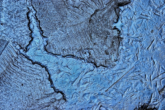 fundo de vidro de gelo azul, textura abstrata da superfície do gelo no vidro, água sazonal congelada