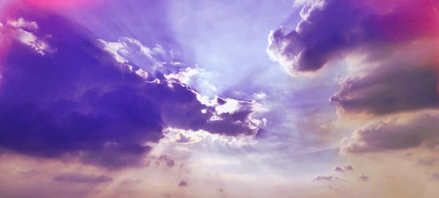 Fundo de visão clara do céu de cor roxa com nuvem atrás do sol