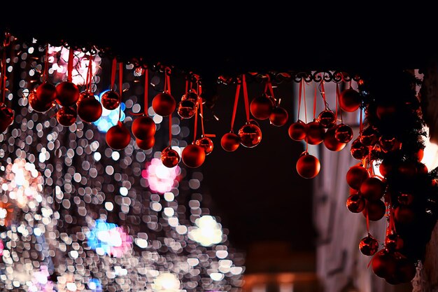 fundo decoração bolas vermelhas de natal à noite fora ao ar livre feriado