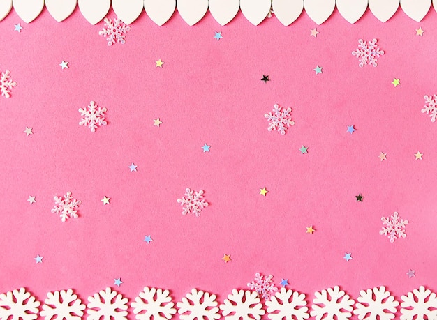 Fundo decorativo de Natal e Ano Novo com flocos de neve de madeira brancos e enfeites Modelo festivo Cartão de saudação com espaço de cópia